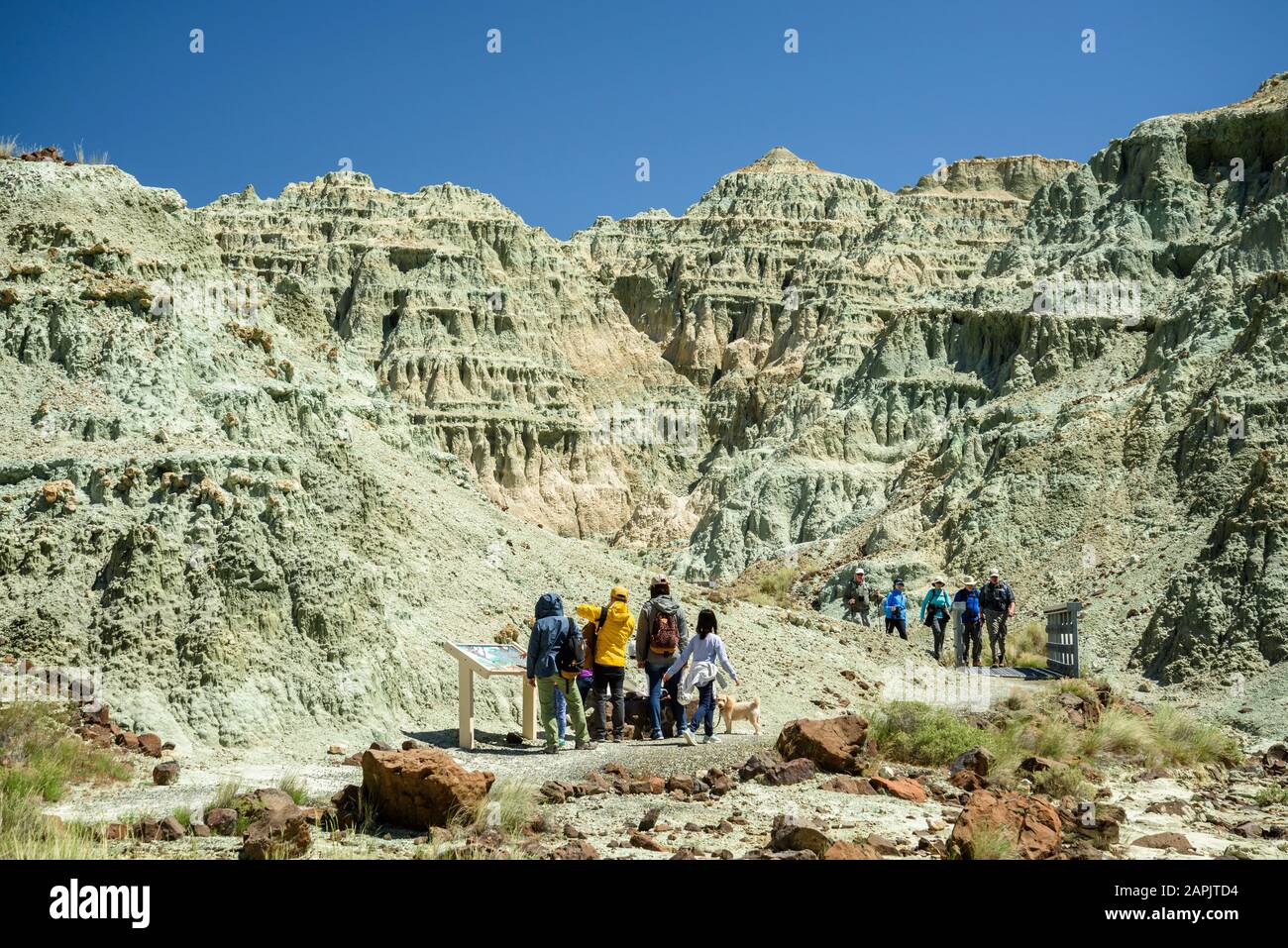 Randonneurs sur l'île dans Time Trail à Blue Basin dans le Sheep Rock Unit of John Day Fossil Beds National Monument, est de l'Oregon. Banque D'Images