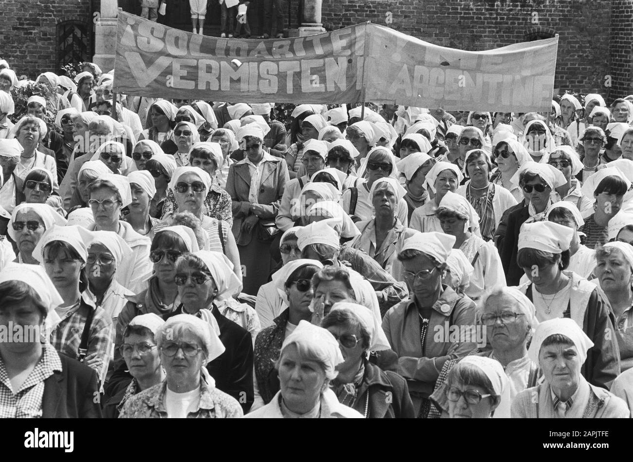 Femmes de démonstration, solidarité avec les mères de la Plaza del Mayo en Argentine (Binnenhof, La Haye) Date : 17 juin 1982 lieu : Binnenhof, Den Haag, Zuid-Holland mots clés : manifestation, solidarité, femmes Banque D'Images