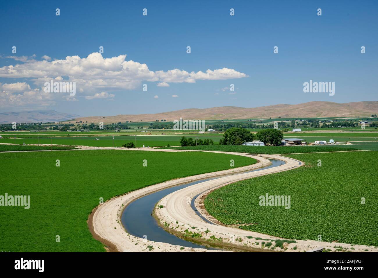 Canal d'irrigation et fermes à Vale Valley, dans l'est de l'Oregon. Banque D'Images