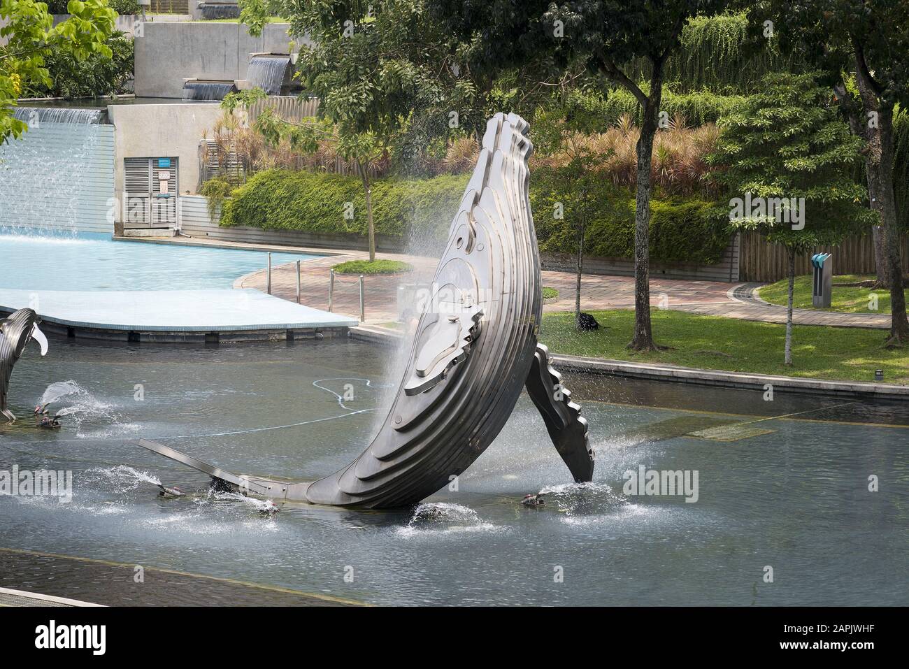 Petronas Towers Garden Statue, Kuala Lumpur, Malaisie: Voir les jardins de sculptures de baleines des célèbres tours Petronas Banque D'Images