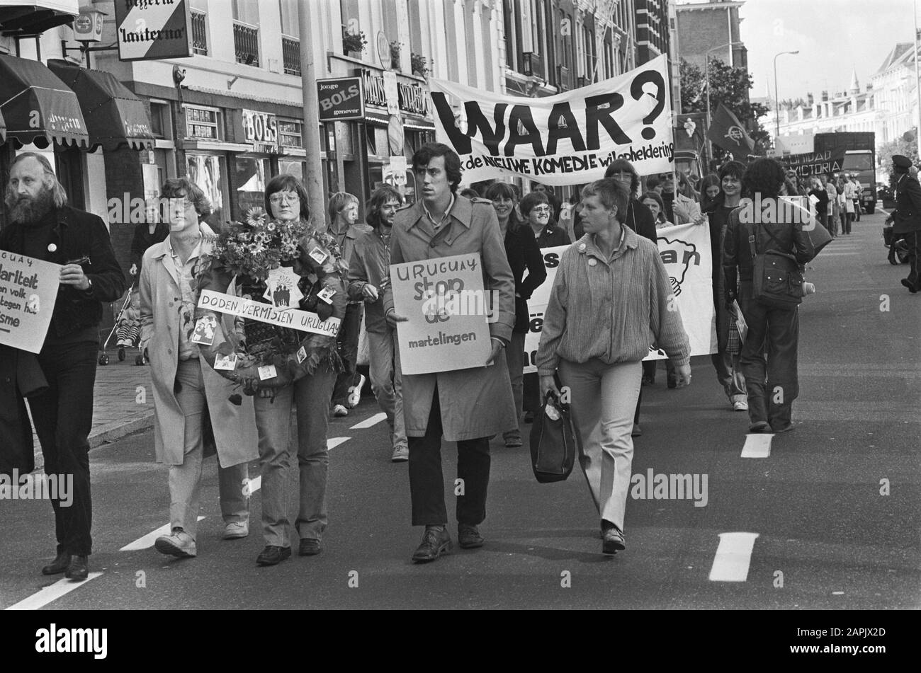 Manifestation à la Haye contre divers régimes dictatoriaux en Amérique du Sud Description: Manifestations, manifestants, dictateurs, couronnes, bannières Date: 11 septembre 1980 lieu: La Haye, Zuid-Holland mots clés: Manifestants, manifestations, dictateurs, couronnes, bannières Banque D'Images