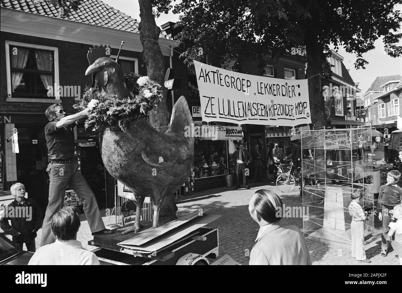 Lekker Animal démontre à Barneveld contre la bio-industrie, et les partisans démontrent avant Description: Démonstrations, bio-industrie, groupes d'action, animaux, bannières, mouvement environnemental Date: 22 juillet 1980 lieu: Barneveld, Gueldre mots clés: Groupes d'action, bio-industrie, démonstrations, animaux, mouvement environnemental, bannières Banque D'Images
