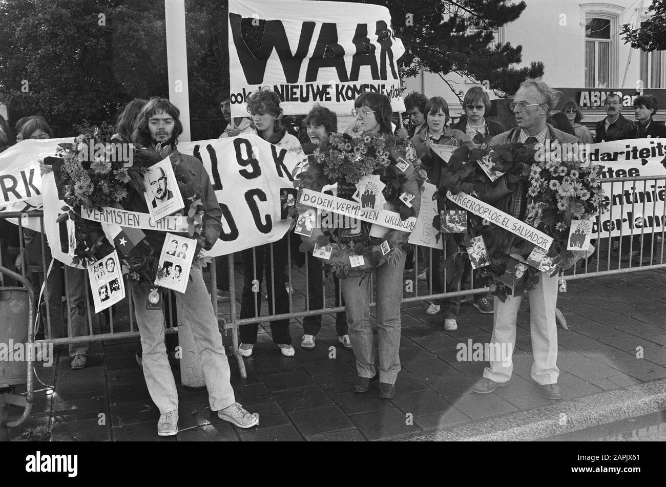 Manifestation à la Haye contre divers régimes dictatoriaux en Amérique du Sud Description: Manifestations, dictateurs, manifestants, bannières Date: 11 septembre 1980 lieu: La Haye, Zuid-Holland mots clés: Manifestants, manifestations, dictateurs, bannières Banque D'Images