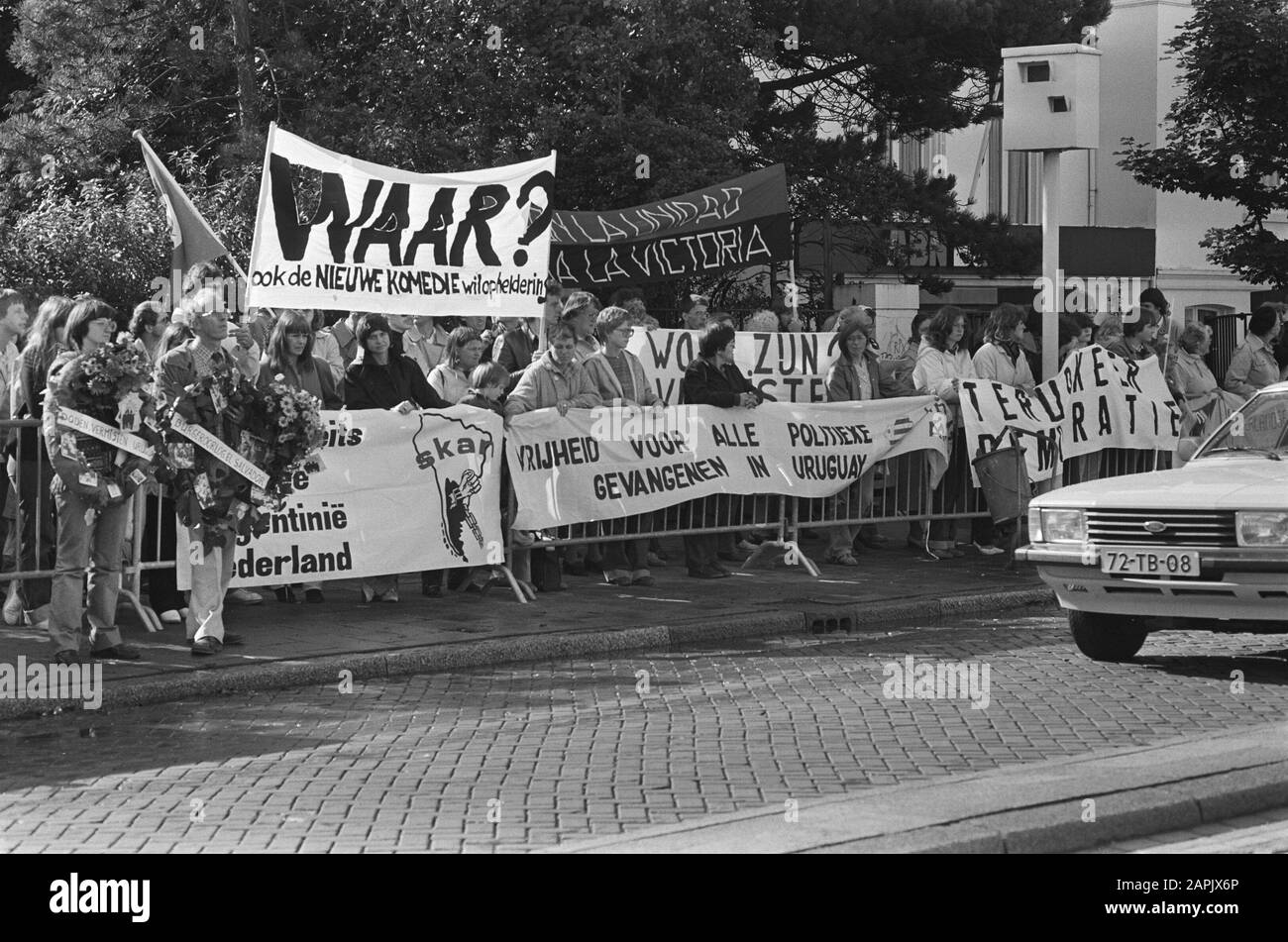 Manifestation à la Haye contre divers régimes dictatoriaux en Amérique du Sud Description: Manifestations, dictateurs, manifestants, bannières Date: 11 septembre 1980 lieu: La Haye, Zuid-Holland mots clés: Manifestants, manifestations, dictateurs, bannières Banque D'Images