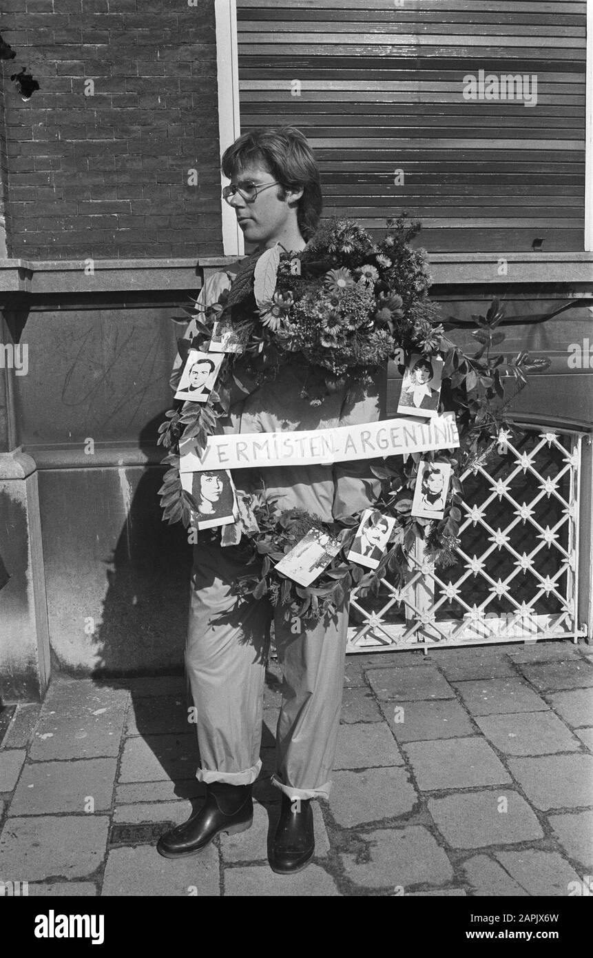 Manifestation à la Haye contre divers régimes dictatoriaux en Amérique du Sud Description: Manifestations, manifestants, dictateurs, couronnes Date: 11 septembre 1980 lieu: La Haye, Zuid-Holland mots clés: Manifestants, manifestations, dictateurs, couronnes Banque D'Images