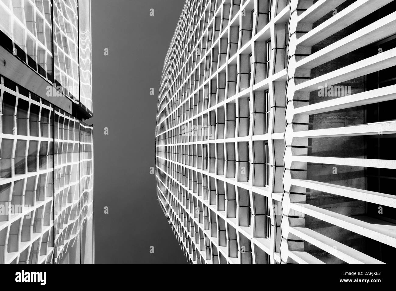 Photographie urbaine noir et blanc de Londres : vue à faible angle du bâtiment du centre de Londres. Banque D'Images