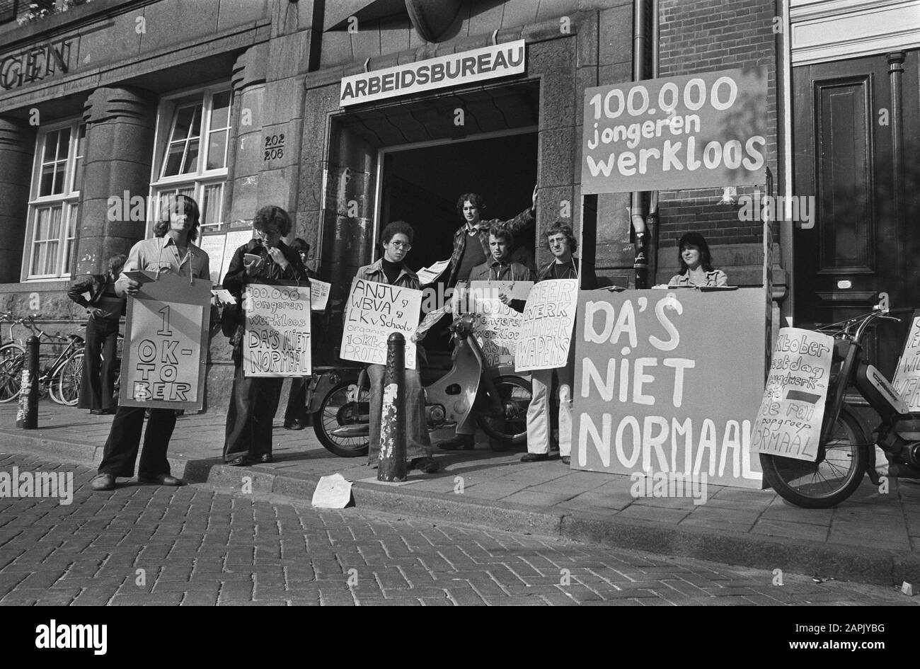 Démontrer de jeunes chômeurs devant le Bureau du travail d'Amsterdam en relation avec une forte manifestation de chômage du 1er octobre prochain/Date: 31 août 1977 lieu: Amsterdam, Noord-Holland mots clés: Bureaux de l'emploi, Chômeurs, événements Banque D'Images