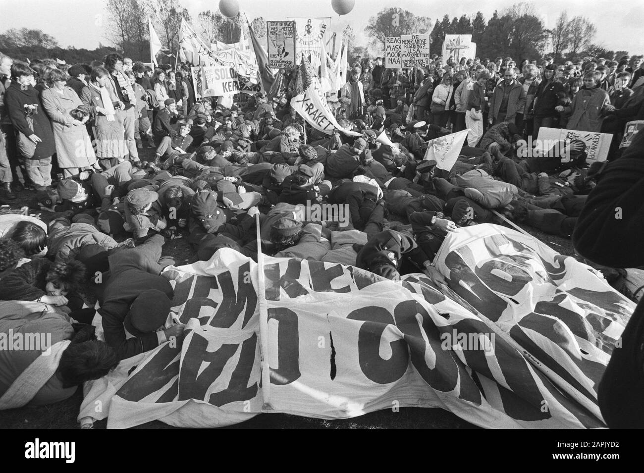 Démonstration de paix la Haye, 550.000 personnes manifestant entre autres contre le placement de missiles de croisière Description: Démontrer des soldats en uniforme, qui se sont déposés dans le Zuiderpark Date: 29 octobre 1983 lieu: La Haye, Zuid-Holland mots clés: Mouvement antinucléaire d'armes, manifestations, militaires, mouvement de paix Banque D'Images