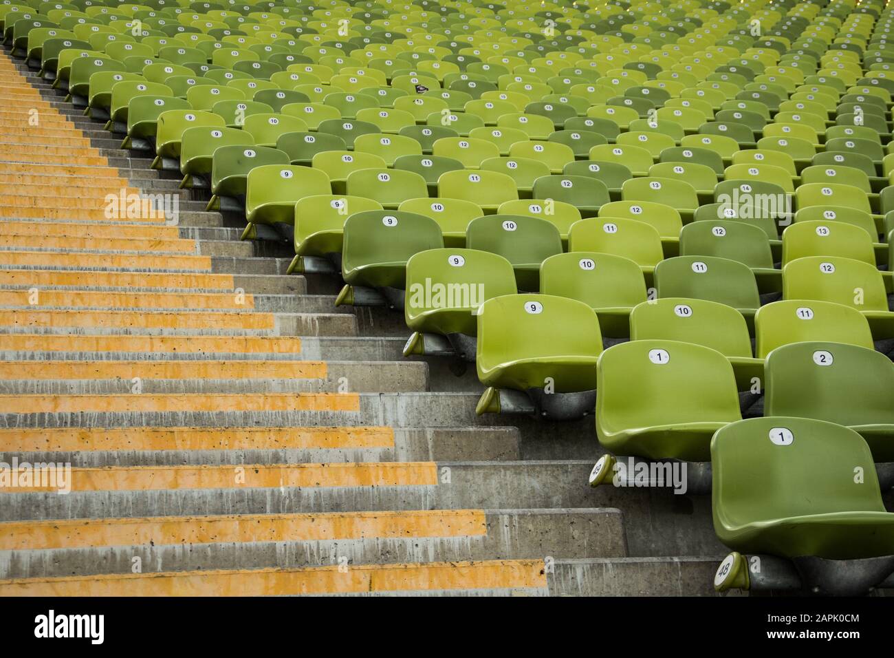 Rangées de sièges verts et escaliers dans le stade Banque D'Images