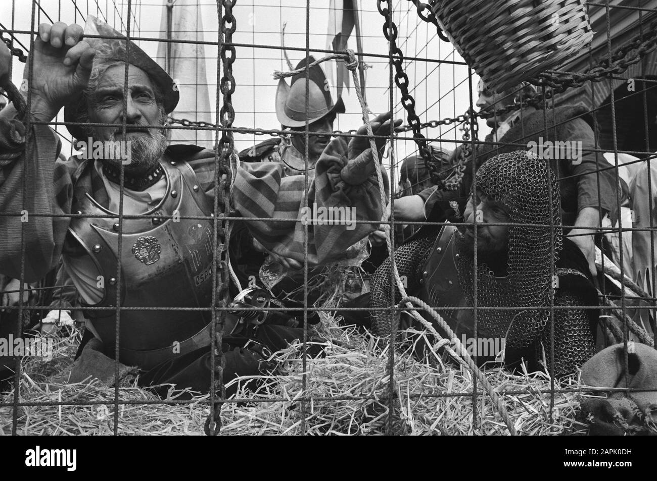 Den Briel saisi par Watergeuzen comme en 1572; Espagnols dans une cage Date: 1 avril 1976 lieu: Brielle, Espagne Banque D'Images