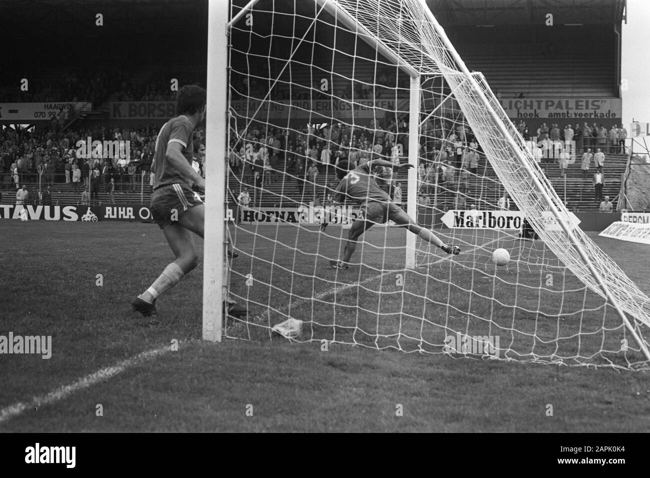 La Haye contre Amsterdam 1-1, numéro 14 but d'Amsterdam, numéro 15 Mansveld (l) protestations et Couperus cheeres Date: 10 septembre 1972 mots clés: Sport, football Nom personnel: Couperus, Louis Banque D'Images