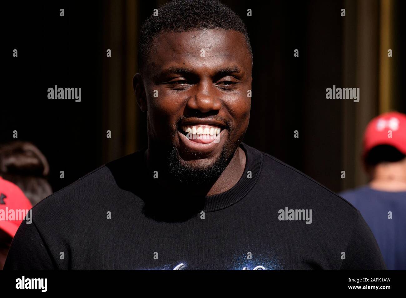 Rue de Londres: Homme, 20s, souriant, appartenance ethnique des Caraïbes africaines. Banque D'Images