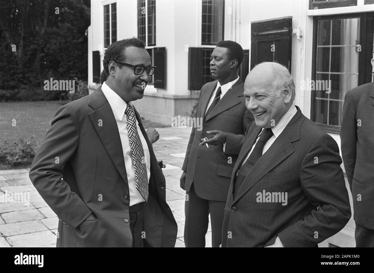 Consultation de deux jours entre les délégations gouvernementales du Suriname et des Pays-Bas au Catshuis Description: Den Uyl en conversation avec Arron Date: 25 juin 1975 lieu: La Haye, Zuid-Holland mots clés: Ministre-présidents Nom personnel: Arron, Henck, Uyl, Joop den Banque D'Images