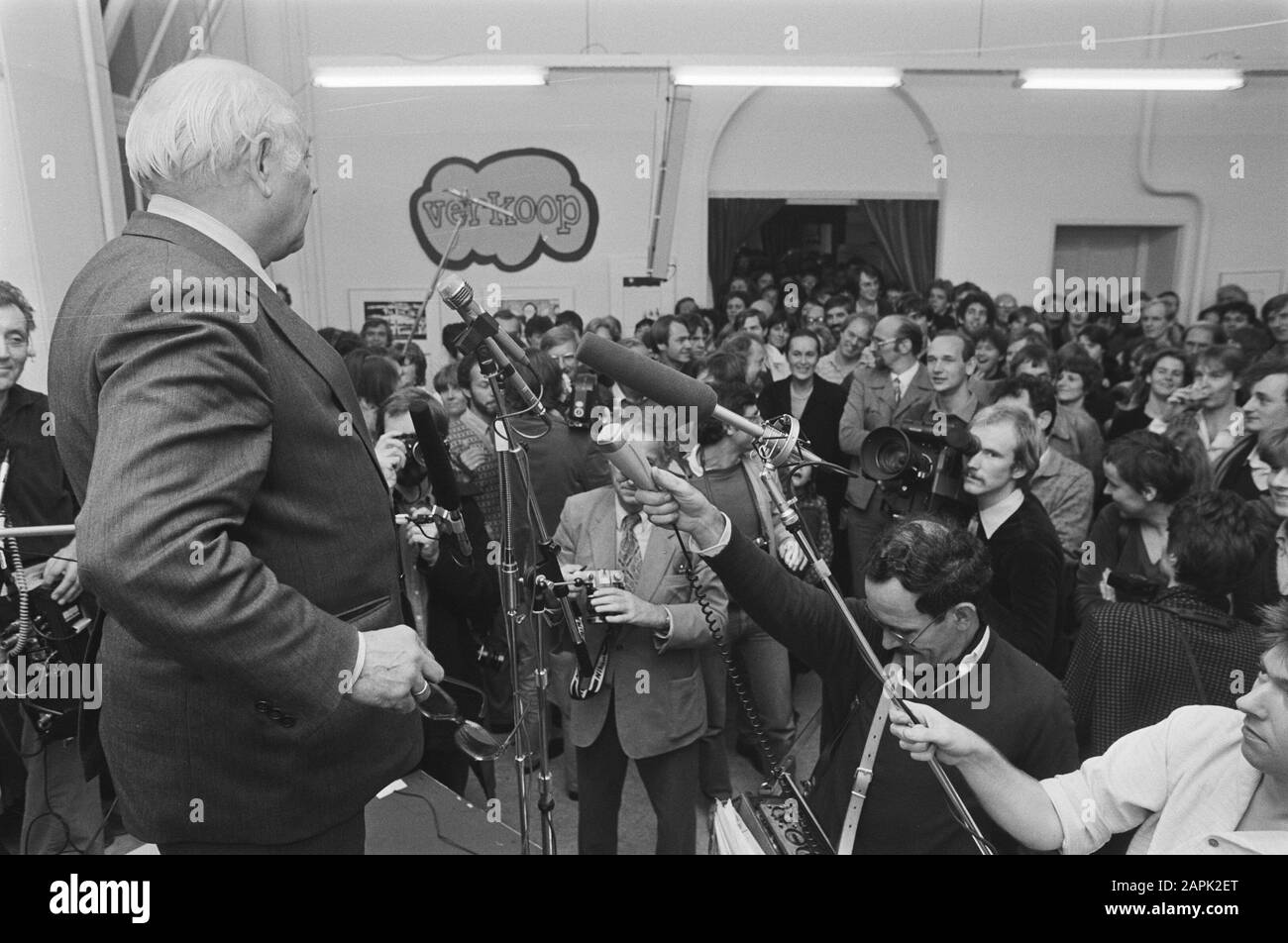 Le ministre Den Uyl (PvdA, vice-premier ministre) ouvre une exposition de dessins de l'artiste politique Opland à Amsterdam Binnengasthuis Description: Den Uyl lors de son discours Date: 2 novembre 1981 lieu: Amsterdam, Noord-Holland mots clés: Ouvertures, expositions, discours Nom personnel: Uyl, Joop den Institutionname: Maison intérieure Banque D'Images