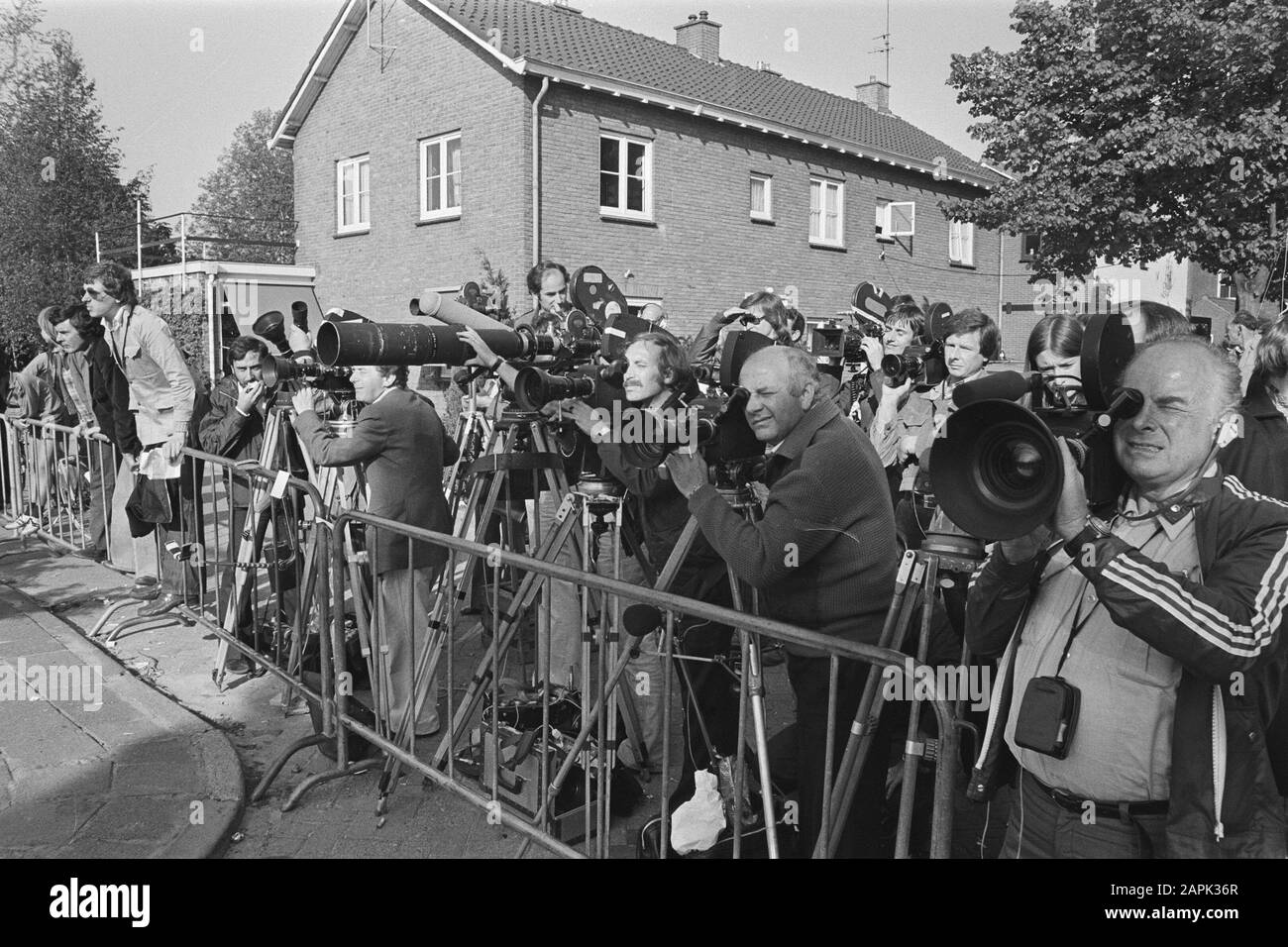 Troisième jour prise d'otages école Bovensmilde; photographes derrière les clôtures Date: 25 mai 1977 lieu: Bovensmilde mots clés: Photographes, otages, écoles Banque D'Images