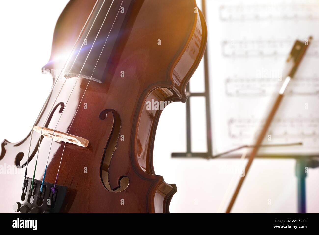 Violon avec stand de musique et fond de score. Vue de face. Composition horizontale. Banque D'Images