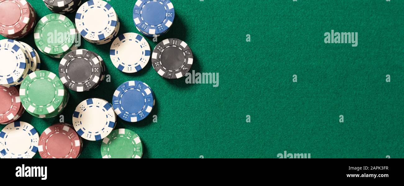 Table de poker de casino en vue d'en haut. Tableau vert avec des jetons de poker, l'arrière-plan avec l'exemplaire de l'espace. Banque D'Images