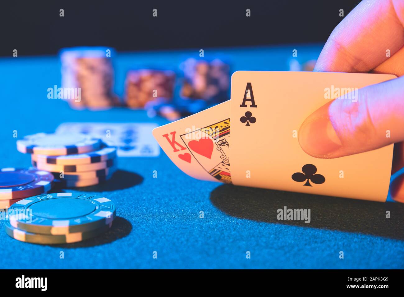 L'homme joue au poker dans le casino. Tenue de cartes en main, concept de jeu Banque D'Images