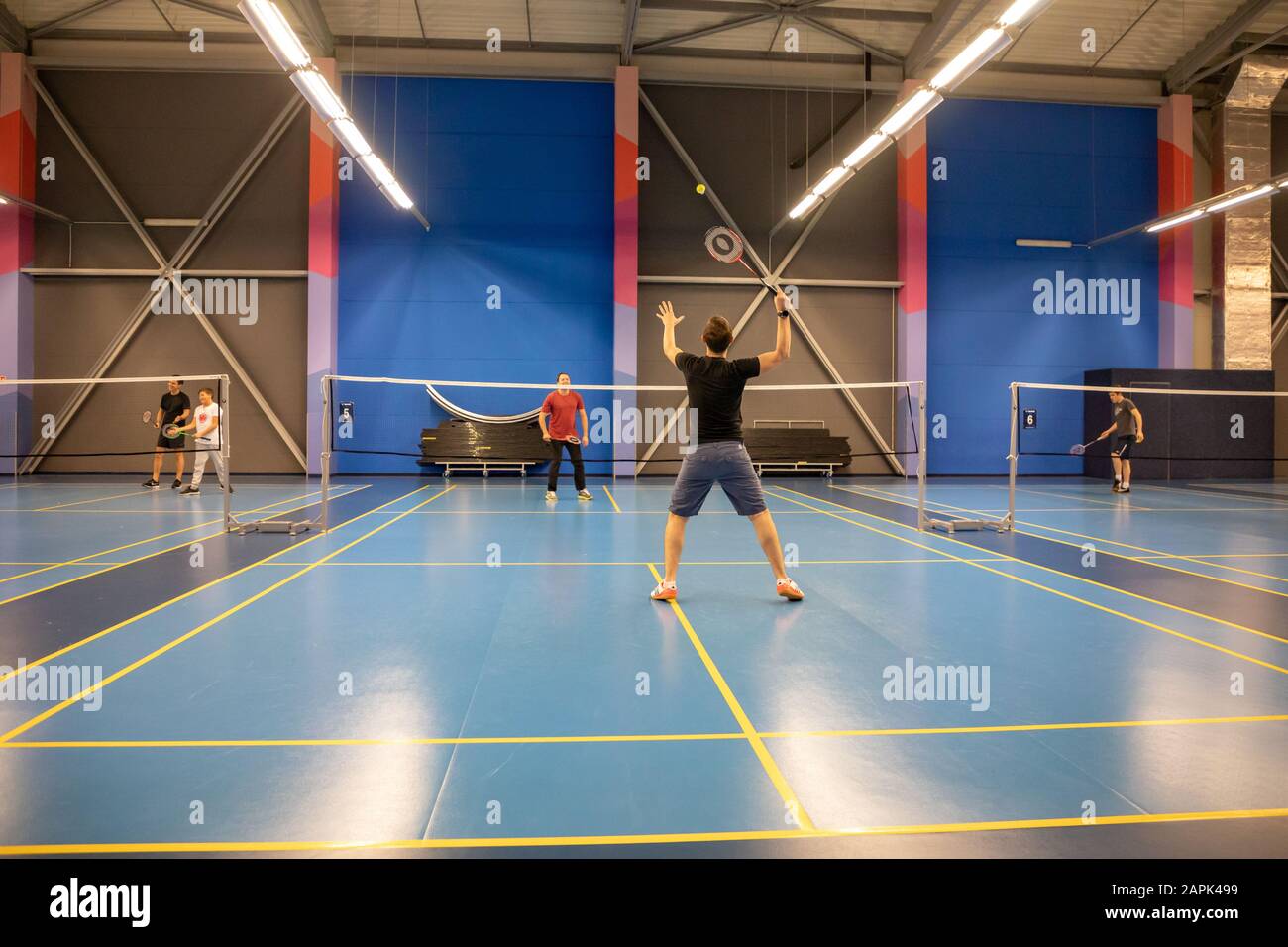 Prague, République tchèque - 18.01.2020: Courts de badminton intérieurs avec joueurs en compétition, sport amateur à Prague, République tchèque Banque D'Images