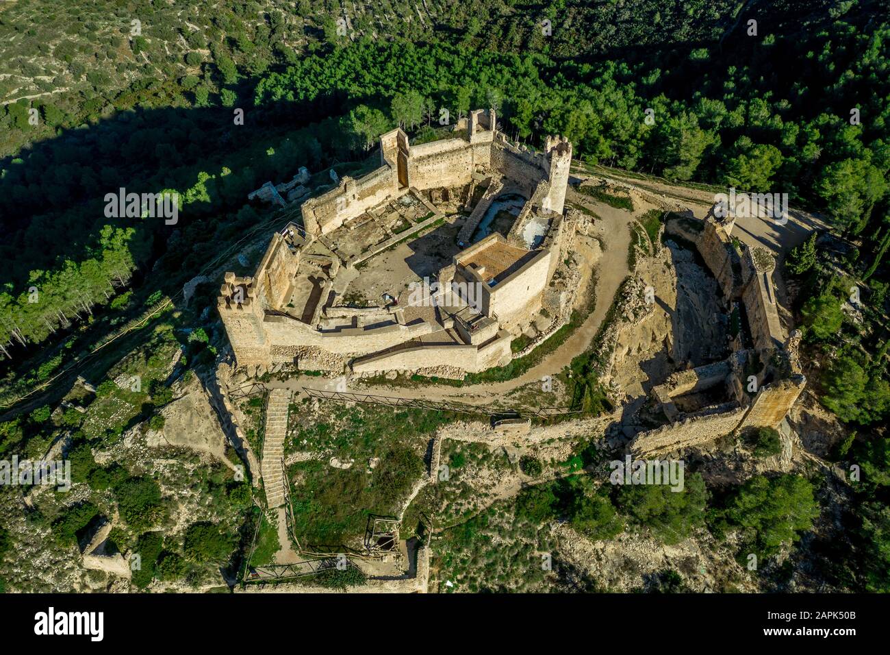 Vue panoramique aérienne sur Alcalá de Xivert (Alcalá de Chivert) les ruines du château médiéval de Templiers chevalier dans la province de Valence Espagne Banque D'Images