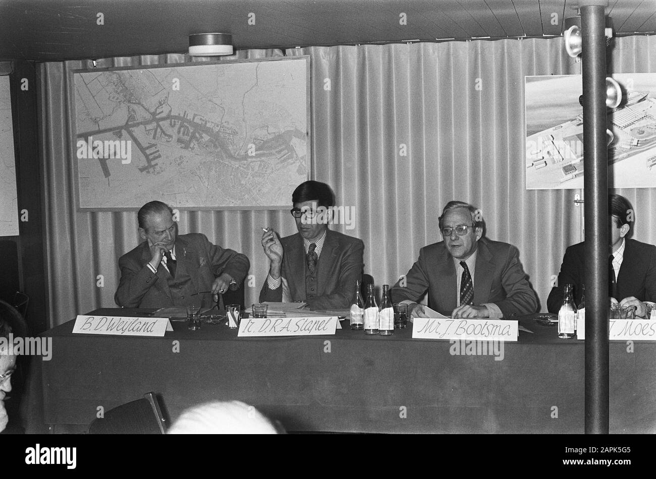 Conférence de presse sur la construction du terminal des traversiers dans la zone portuaire ouest d'Amsterdam Description: M. Weijland (directeur du bureau de l'Association des cargadoors), M. pile et Alderman Bootsma Date: 6 mars 1974 lieu: Amsterdam, Noord-Holland mots clés: Conférences de presse Nom personnel: Bootsma, J., Weijland, B.P. Banque D'Images