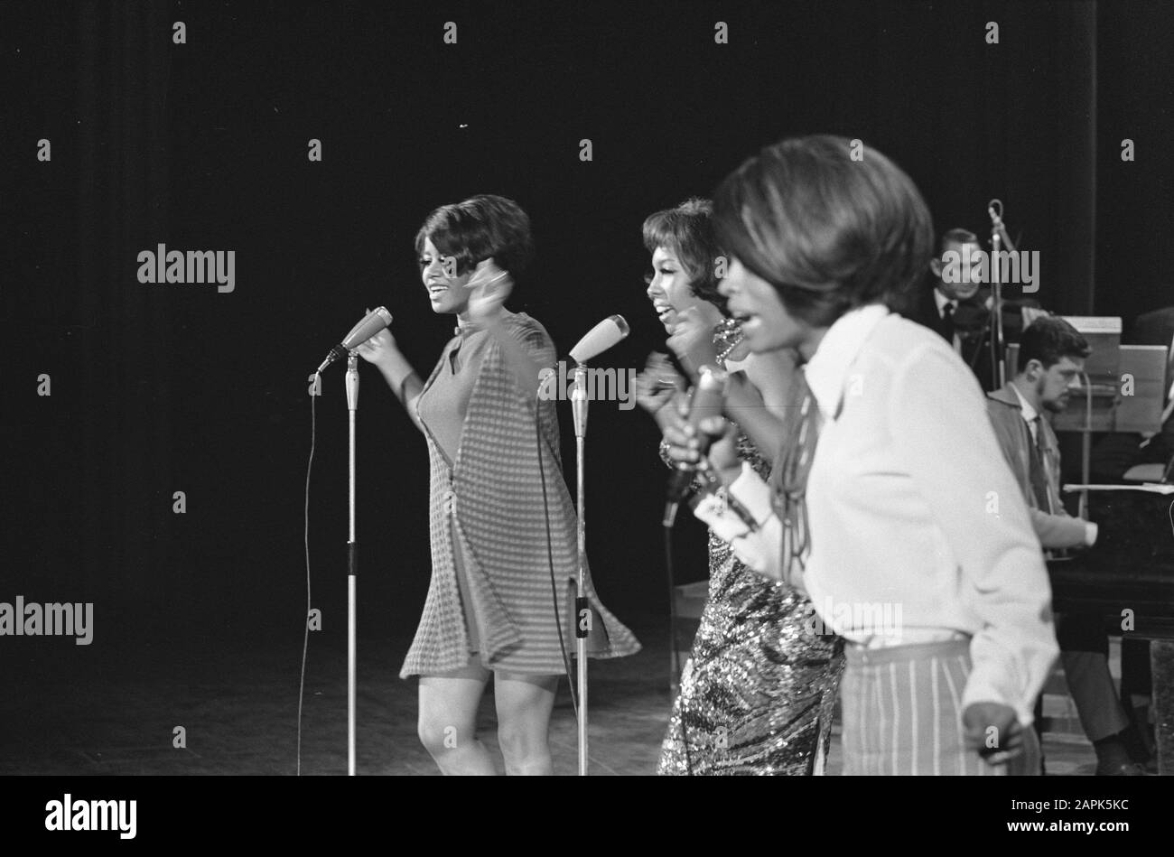 Diana Ross et Les Supremes lors de l'enregistrement au RAI pour AVRO-TV Date: 16 janvier 1968 Nom personnel: Diana Ross Nom de l'institution: Suprémes, Le Banque D'Images