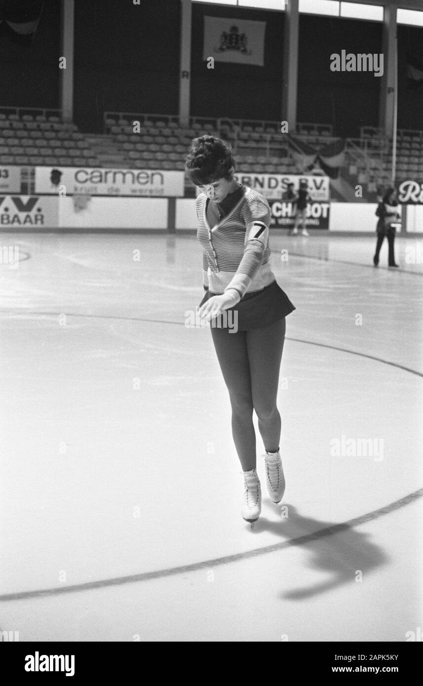 Championnats néerlandais dans le Jaap Edenhal à Amsterdam Description: Diane de Leeuw Date: 18 janvier 1974 lieu: Amsterdam, Noord-Holland mots clés: Championnats, lutte artistique, patinage Nom personnel: Lion, Dianne de Banque D'Images