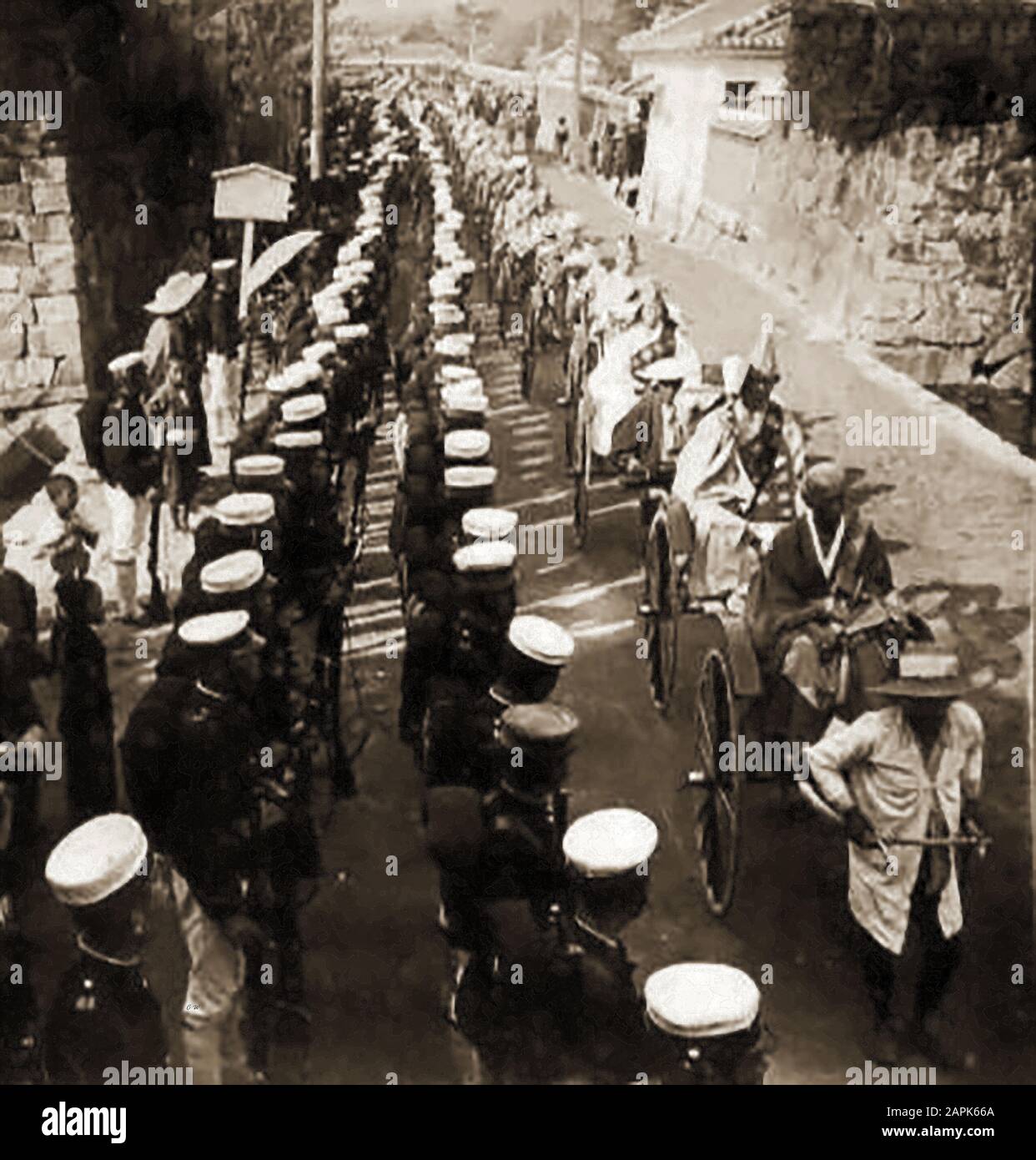 Bataille de Port Arthur 1904 - procession funéraire d'officiers tués à Port Arthur. La guerre a commencé avec l'attaque japonaise sur (puis russe) Port-Arthur, dans la nuit du 8 au 9 février 1904 et s'est terminée en 1905 Banque D'Images