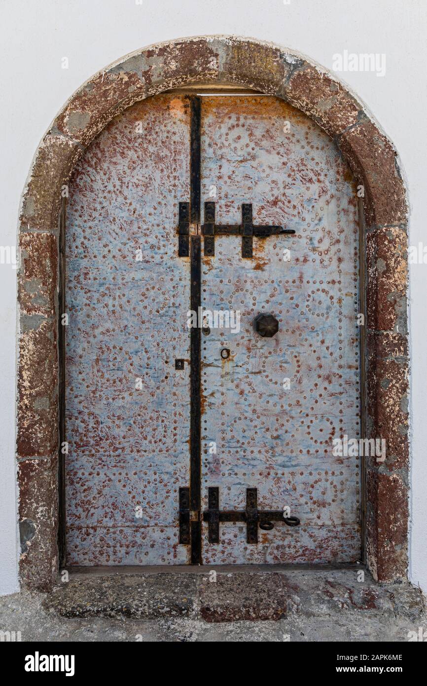 Porte métallique roussante à Pyrgos Kalisits, Santorin, Grèce Banque D'Images