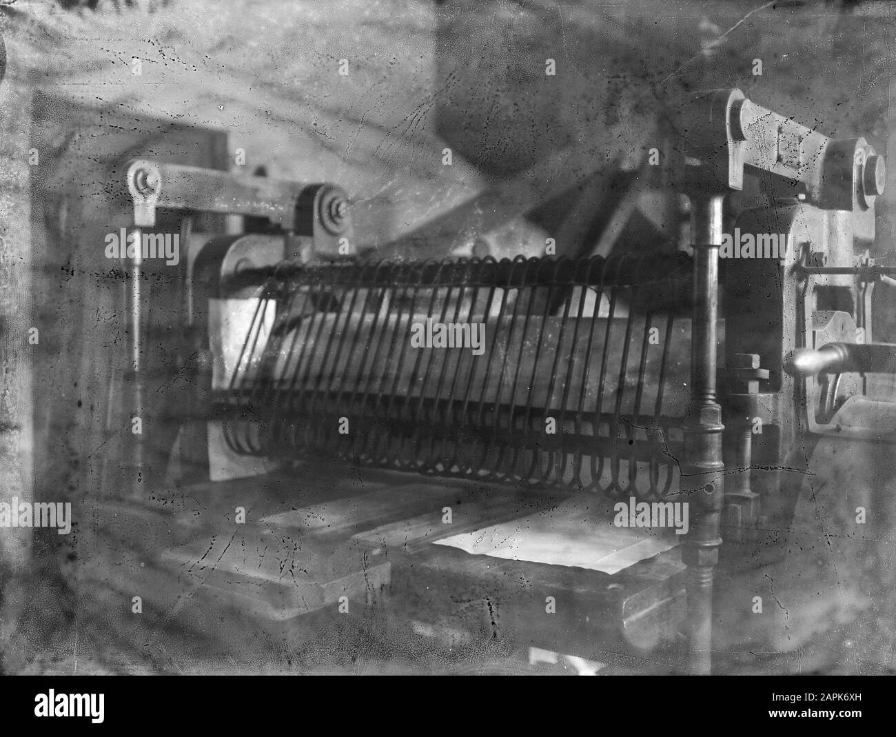 9 x 12 rouleau de sécurité dans l'usine de papier CV 1912, p. 191, fiche no 144 Date : 1912 mots clés : PAPERMACKES, protections, satinerollers Banque D'Images