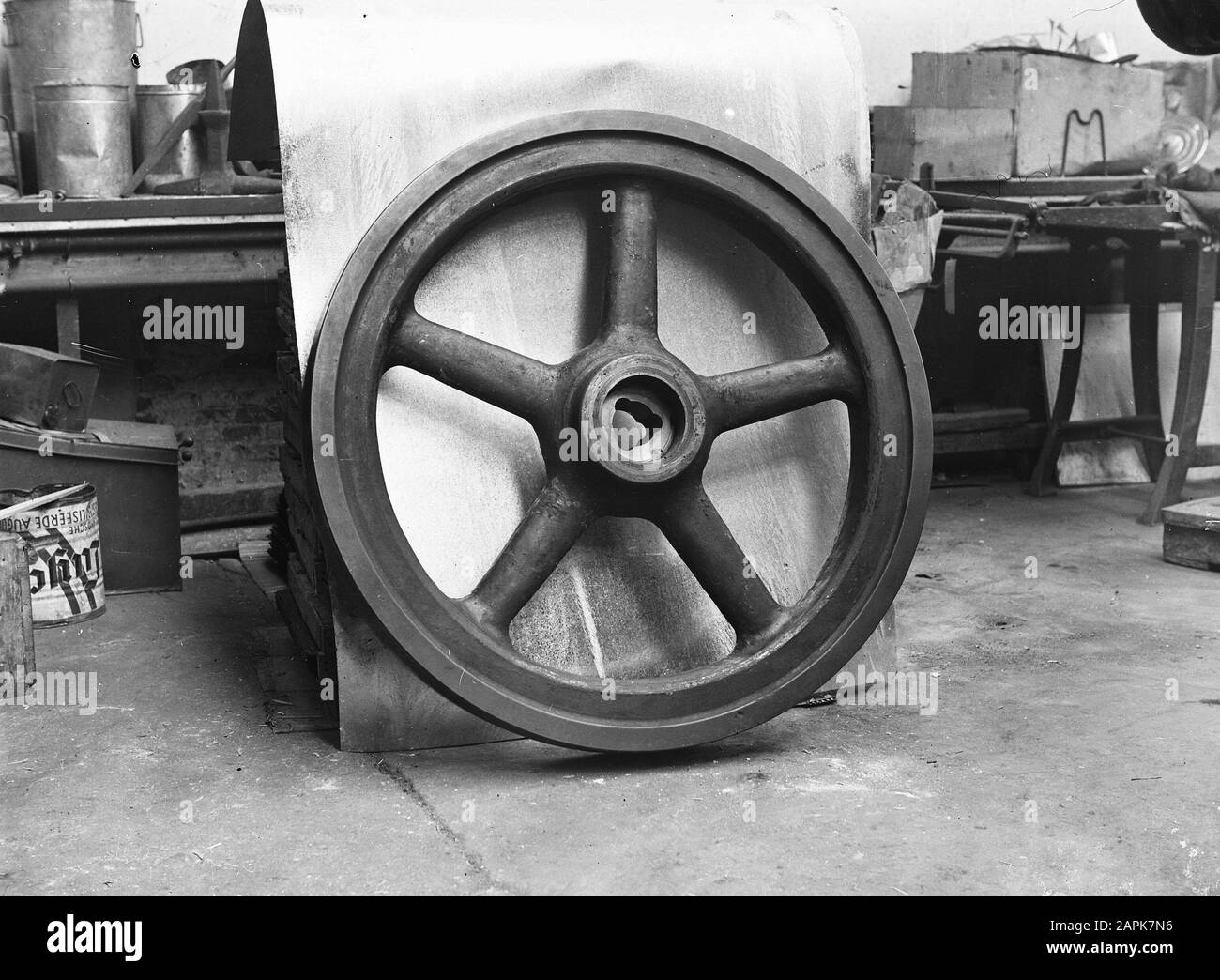 9 x 12 volant d'une écopresse Date: Non daté mots clés: EccentrPresses, volants Banque D'Images