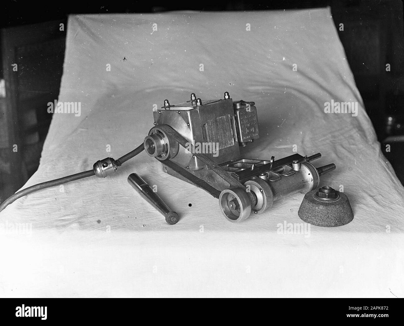9 x 12 machine à meuler électrique Rectifieuse Date : 1933 mots clés : meuleuses Banque D'Images