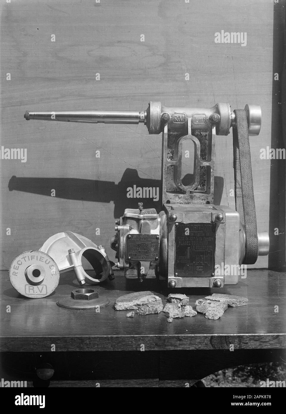 9 x 12 machine à meuler électrique Rectifieuse Date : 1934 mots clés : meuleuses Banque D'Images