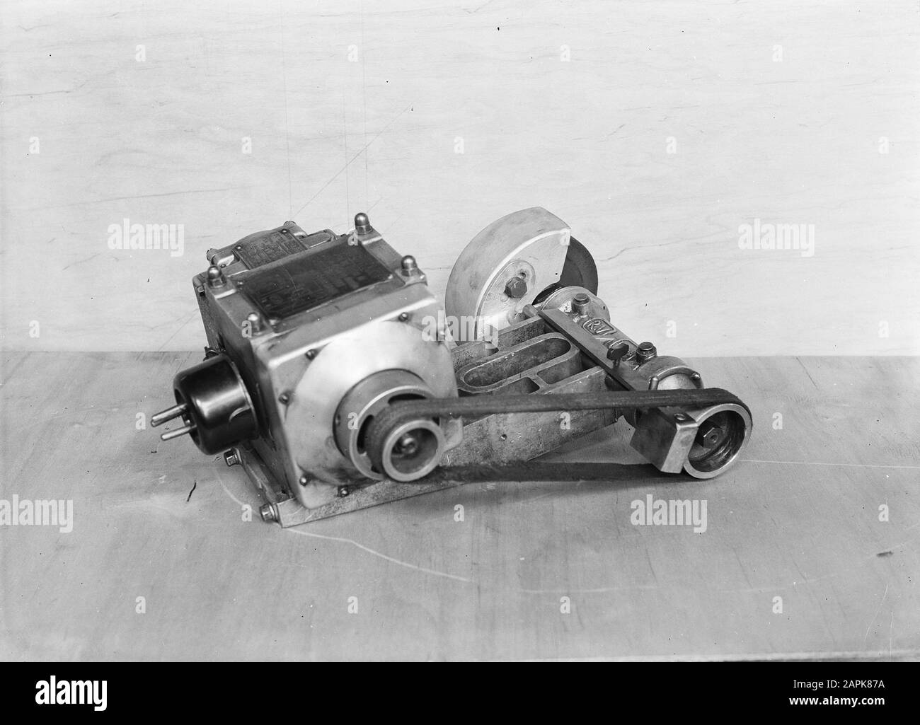 9 x 12 machine à meuler électrique Rectifieuse Date : 1933 mots clés : meuleuses Banque D'Images