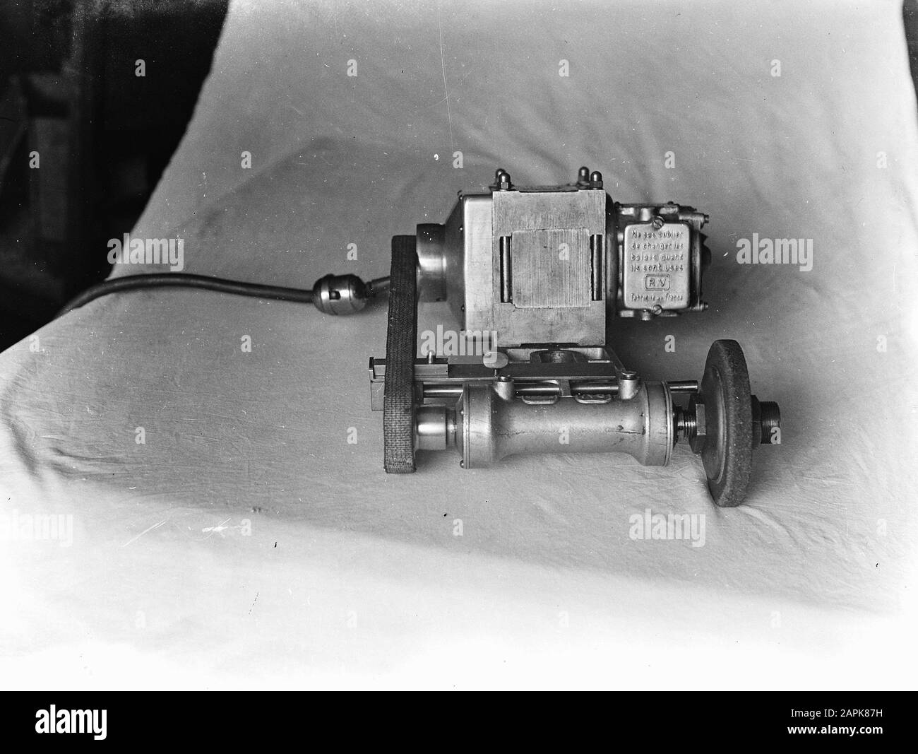 9 x 12 machine à meuler électrique Rectifieuse Date : 1933 mots clés : meuleuses Banque D'Images