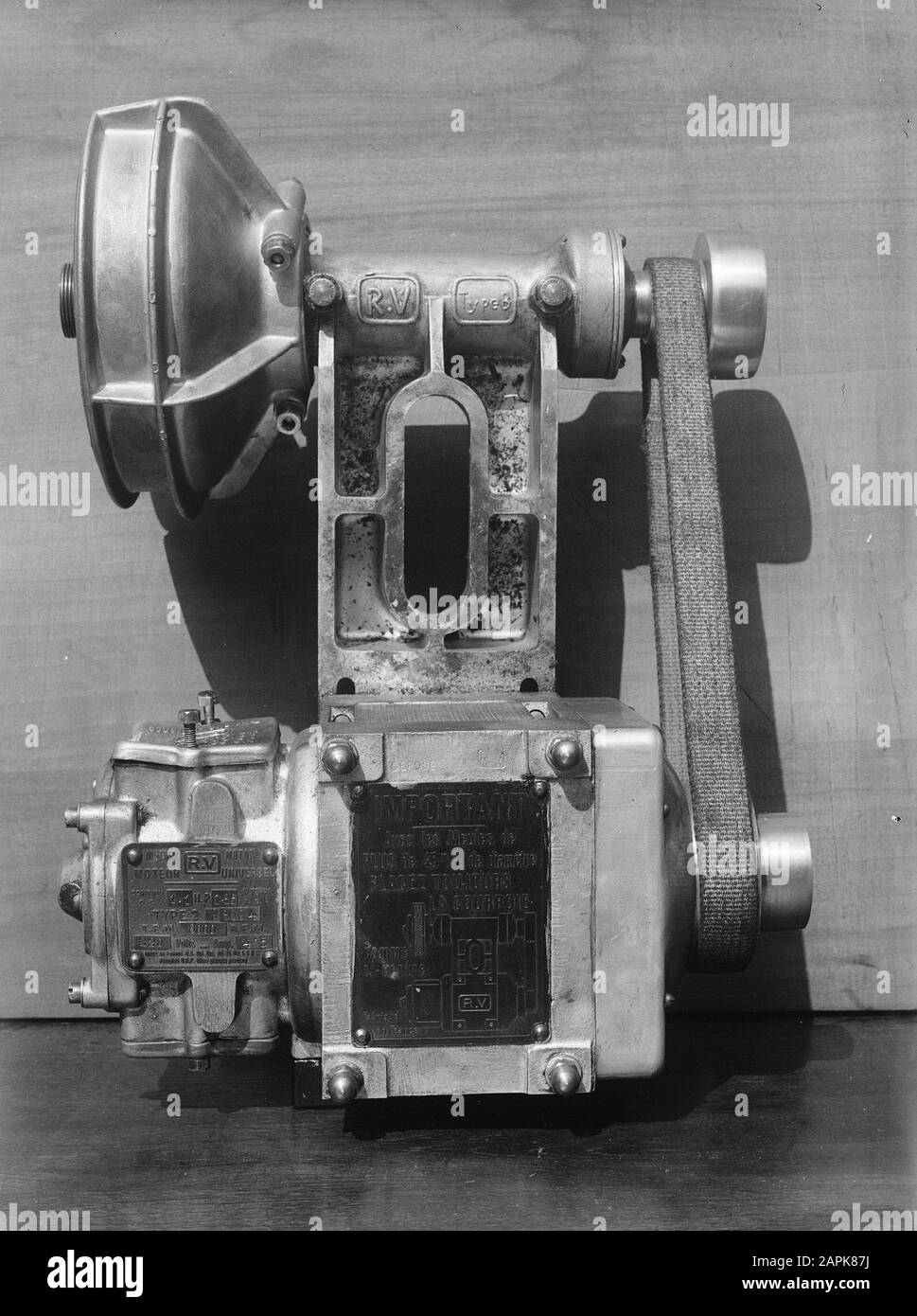 9 x 12 machine à meuler électrique Rectifieuse Date : 1934 mots clés : meuleuses Banque D'Images