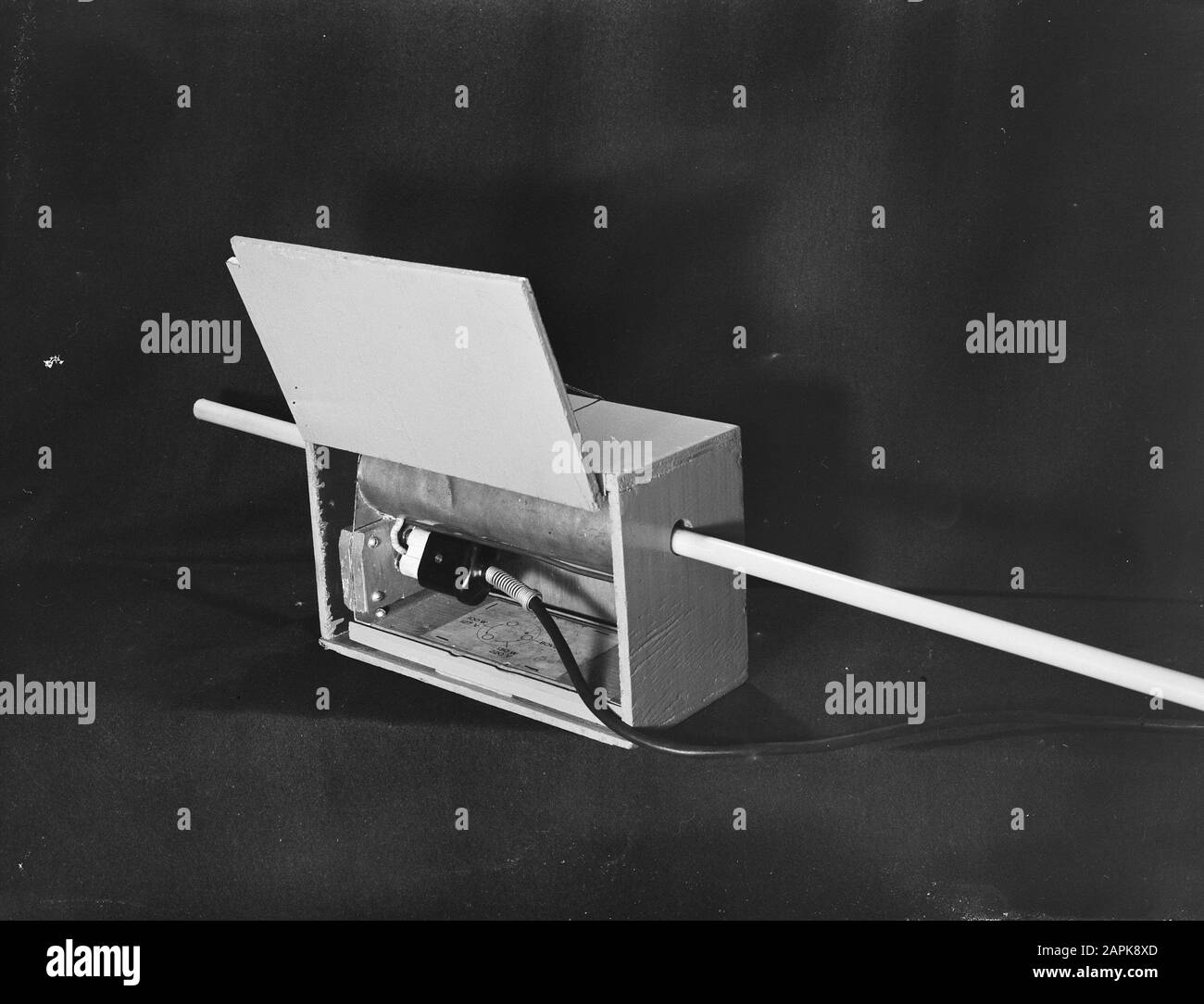 9 x 12 dispositif de chauffage pour plier des tubes électriques en plastique Date: Non daté mots clés: Tube, chauffages Banque D'Images