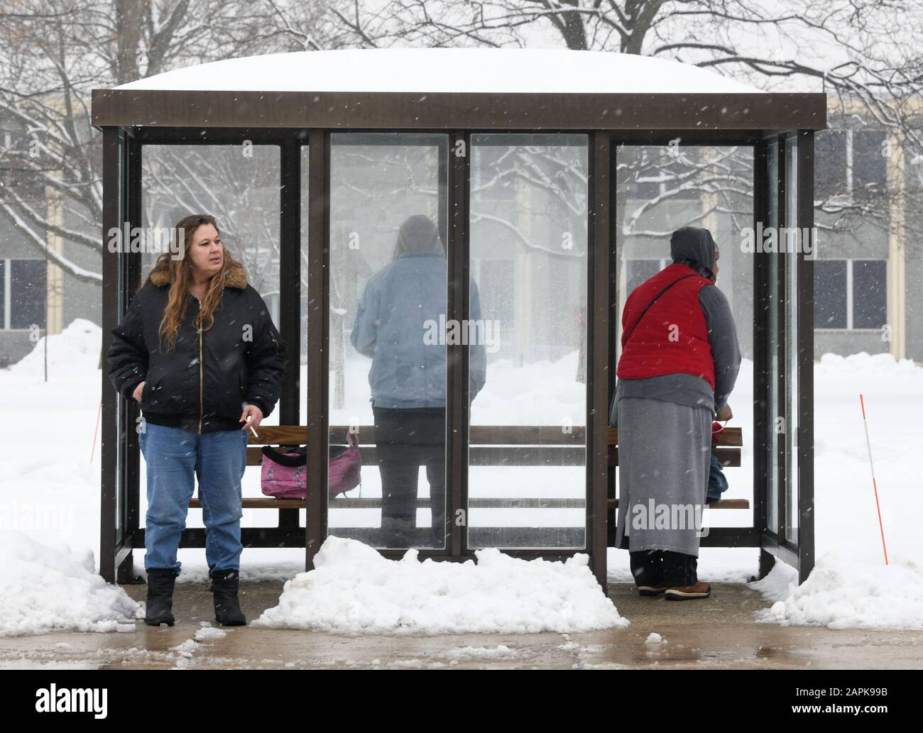 Racine, Wisconsin, États-Unis. 23 janvier 2020. Les passagers du transport en commun attendent un bus de la ville près de Gateway Technical College à racine, dans le Wisconsin. Trois jours de neige on et off sont attendus dans les régions de racine et de Chicago/Milwaukee à partir du jeudi 23 janvier 2020. Crédit: Mark Hertzberg/Zuma Wire/Alay Live News Banque D'Images