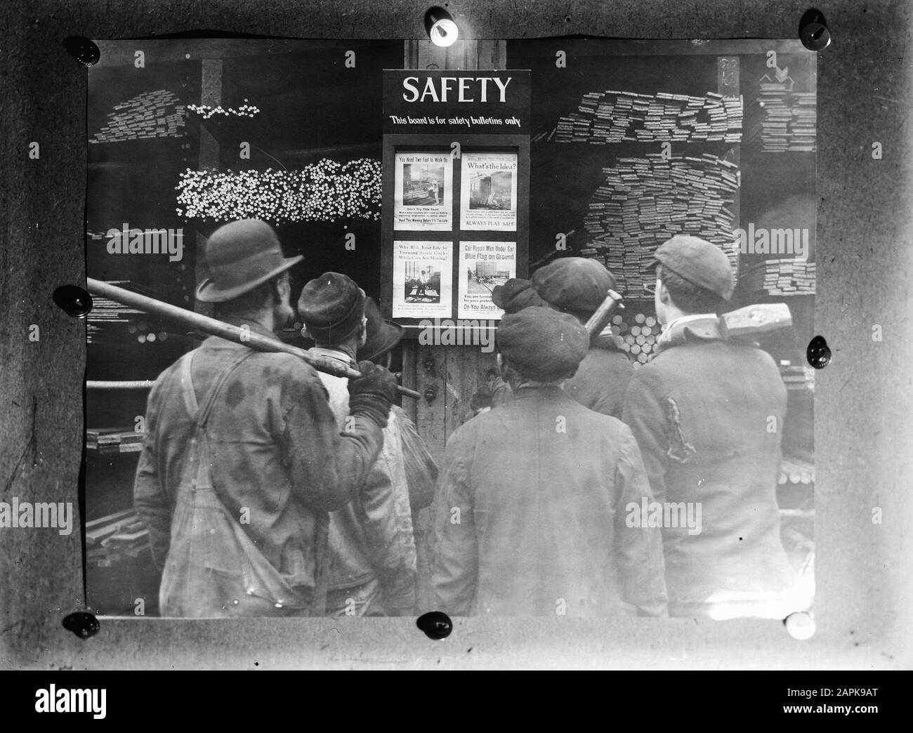 9 x 12 protection contre la chute Date : non daté mots clés : affiches, protections Banque D'Images