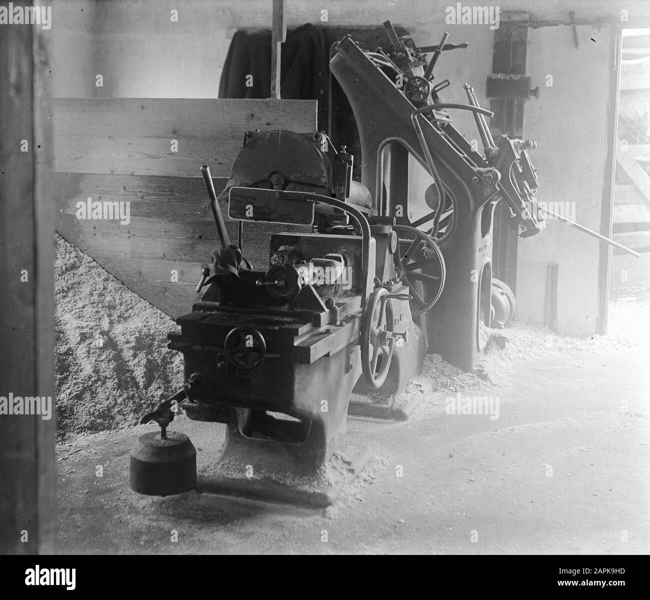 9 x 12 machine à bois Date: Non datée mots clés: Machines à bois Banque D'Images