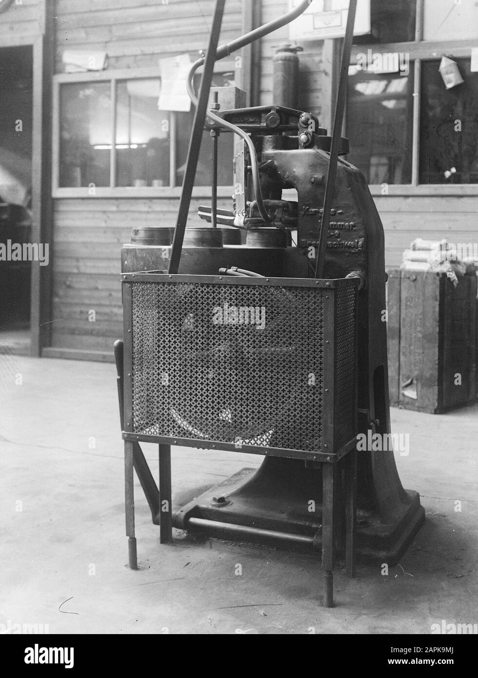 9 x 12 Stanzmachine Date: Non daté mots clés: Stanzmachines Banque D'Images