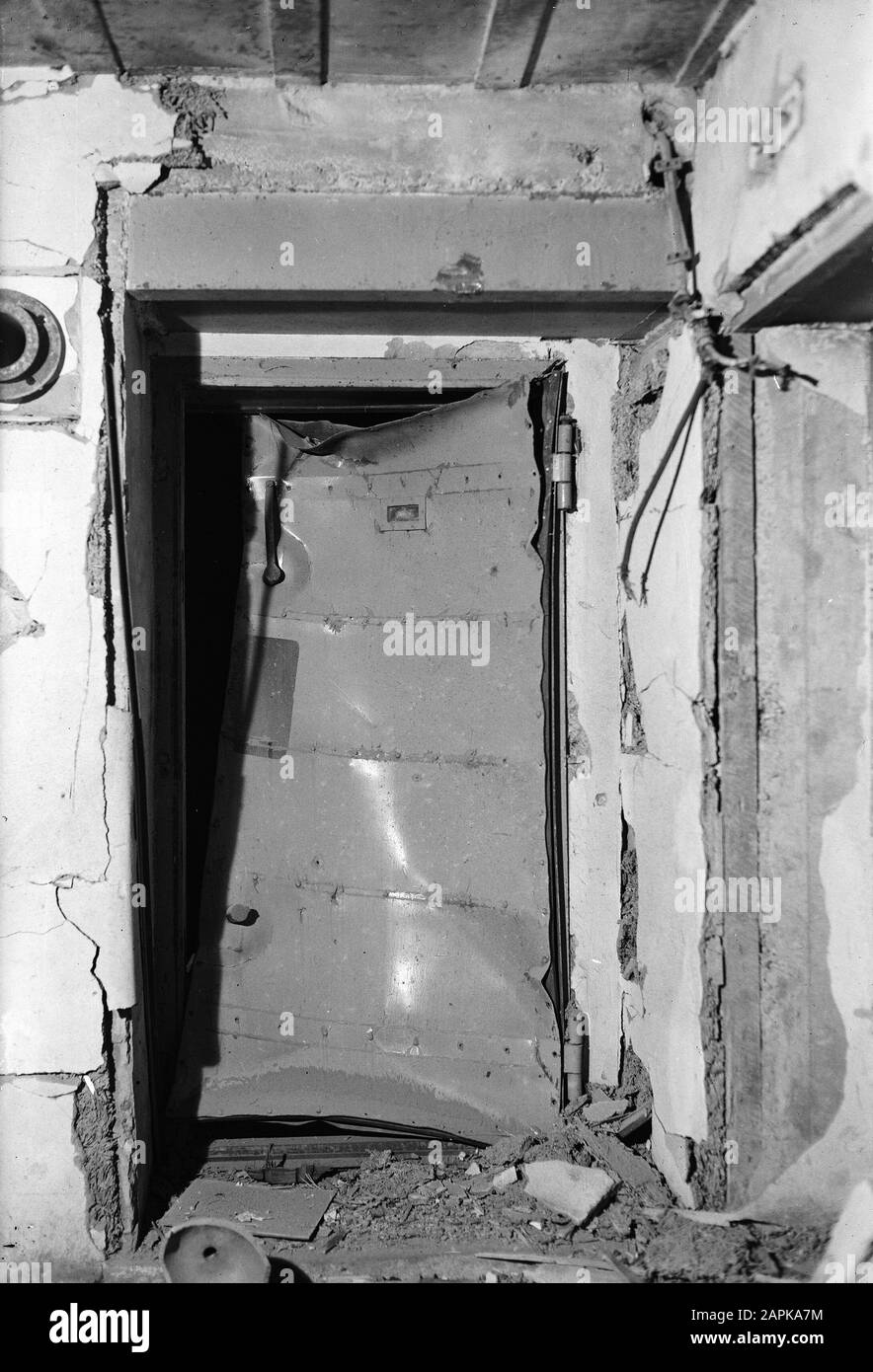 10 x 15 Test d'une bouteille d'oxygène prise par l'Ir. Groeneveld dans un  bunker à Kijkduin. (Enregistrement de la porte du bunker après l'explosion  Date: Non daté lieu: Den Haag, Kijkduin mots
