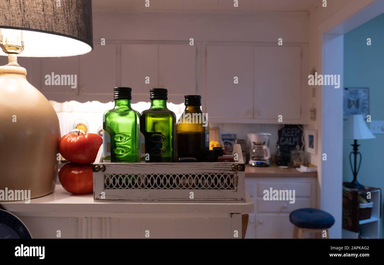 Bouteilles en verre d'huile d'olive saine alignées sur une étagère à la maison dans la cuisine Banque D'Images