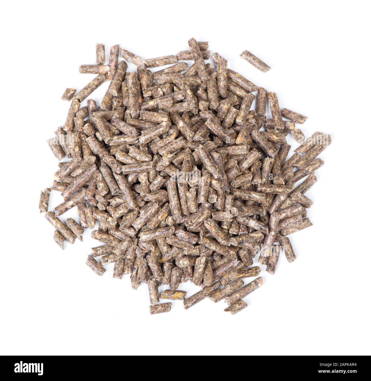 Pile de granulés d'herbe sèche pour rongeurs isolés sur fond blanc. Nourriture pour hamsters, lapins, chinchillas et autres. Banque D'Images