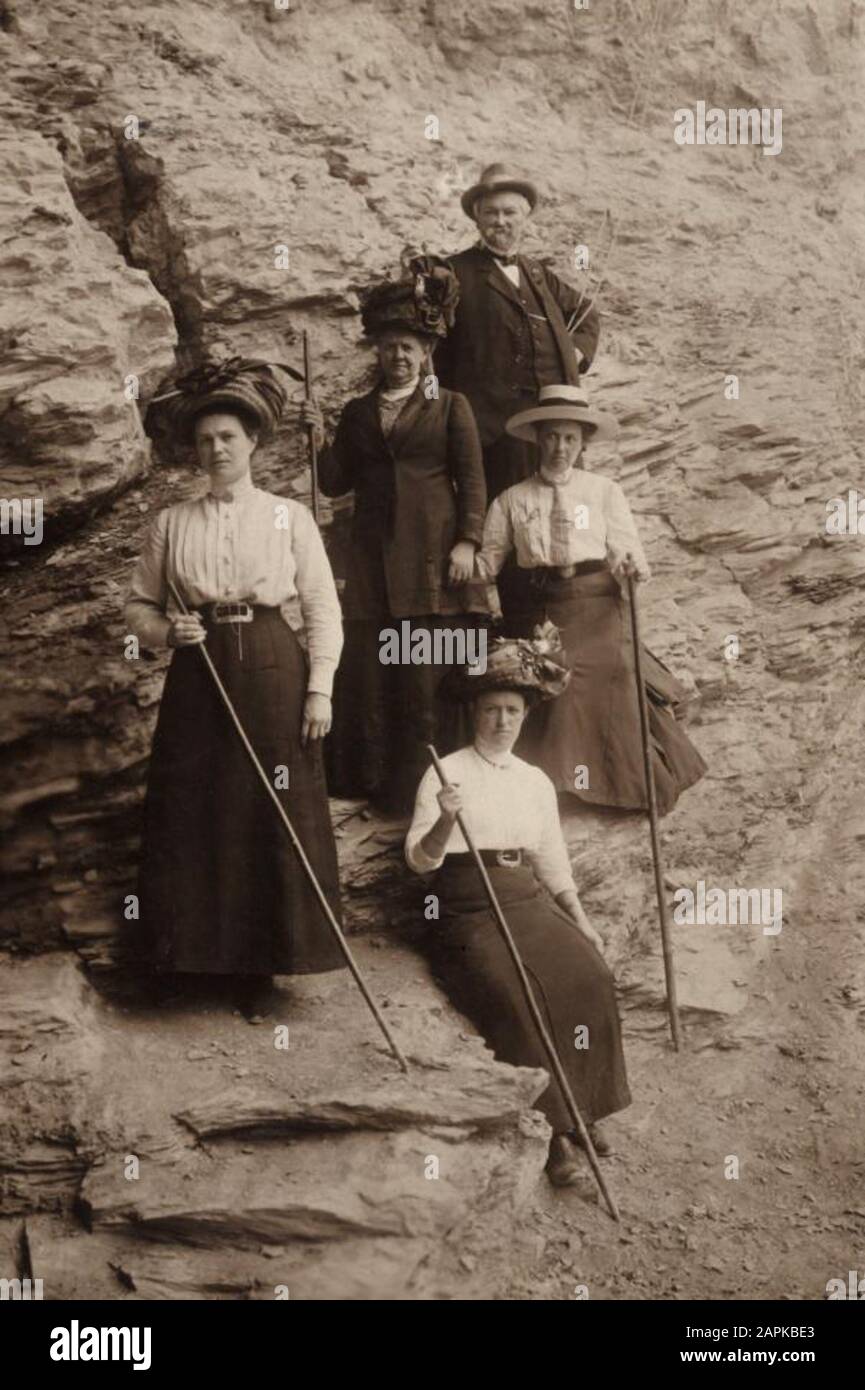 Randonnée en montagne avec bâtons de marche vers 1910. Banque D'Images
