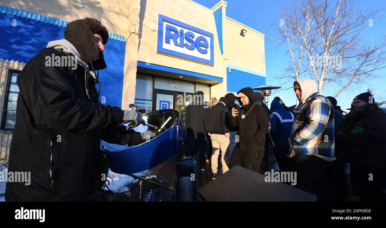 Mundelein, Illinois, États-Unis. 1 janvier 2020. L'attente d'entrer Dans Les Dispensaires De Culture Mundelein, un dispensaire de marijuana médicinale à Mundelein, Illinois, a été signalée comme étant de deux heures et demie lorsque la clinique a ouvert ses portes à 6 heures pour commencer à vendre de la marijuana récréative mercredi 1er janvier 2019, jour où la marijuana récréative est devenue légale d'acheter dans l'Illinois. Kent ARNESBARGER divertit ses clients en attente avec son tambour en acier. Illinois Gov. JB Pritzker a émis 11 017 pardons pour des condamnations à l'encontre de marijuana à des fins de détournement le 31 décembre. Crédit: Mark Hertzberg/Zuma Wire/Alay Live News Banque D'Images