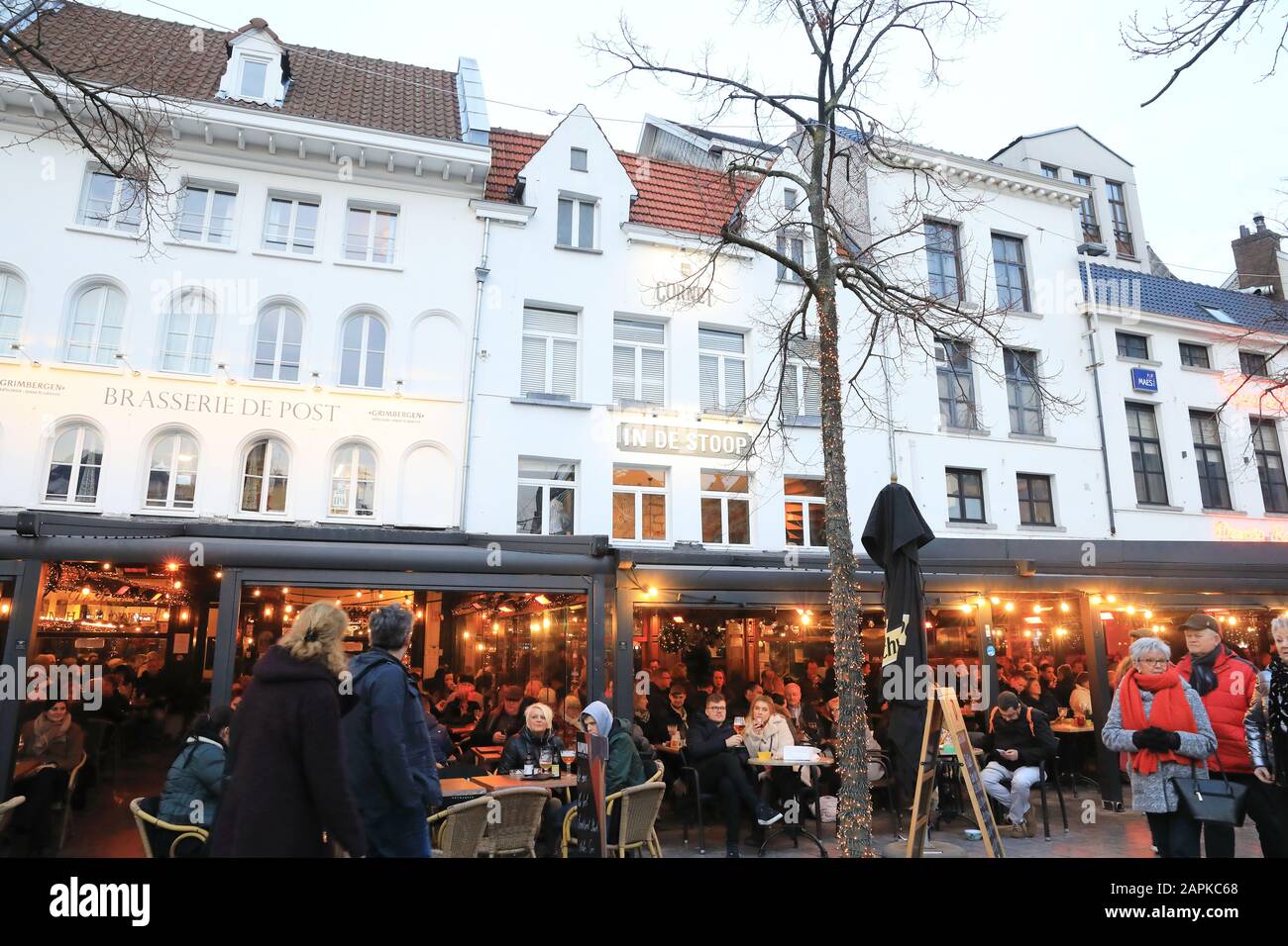 Restaurants à l'heure de Noël sur la place historique Groenplaats, dans le centre d'Anvers, Belgique Banque D'Images