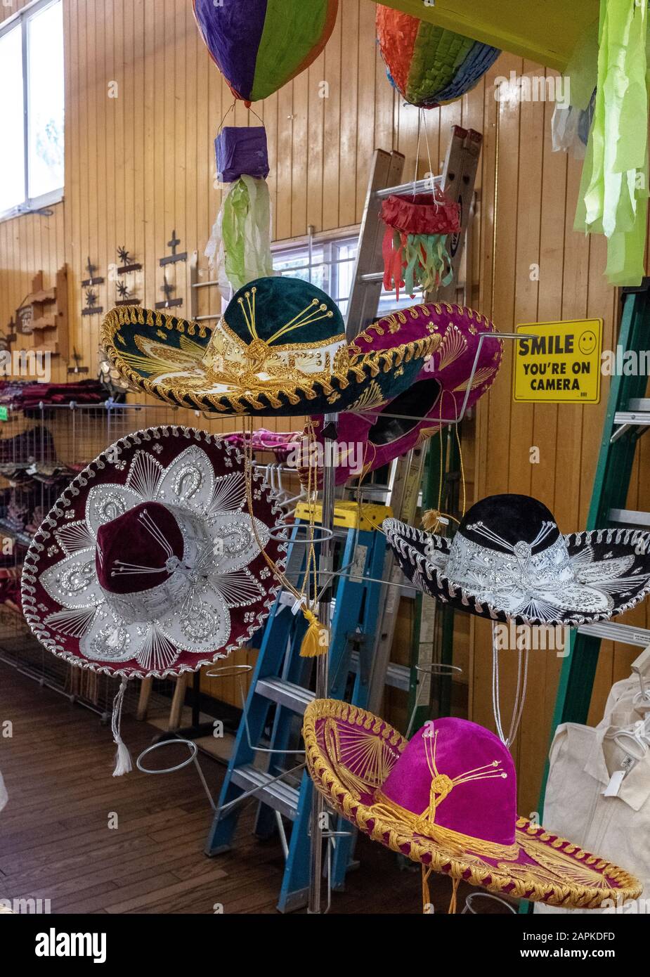 Sombreros décoratifs à vendre dans la vieille ville d'Albuquerque, au Nouveau-Mexique Banque D'Images
