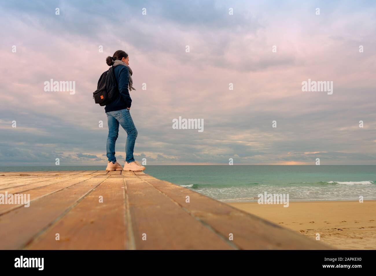 femme debout regardant la mer seule, concept de voyage Banque D'Images femme debout regardant la mer seule, concept de voyage Banque D'Images