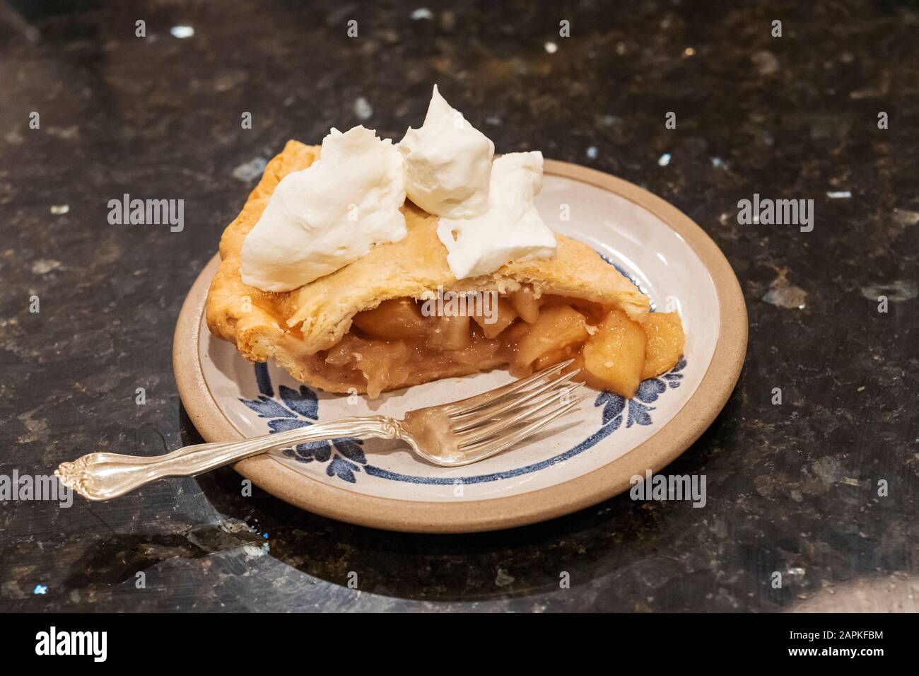 Dessert à la tarte aux pommes maison frais avec crème fouettée Banque D'Images
